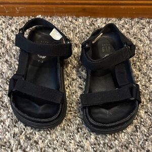 Size 7/8 Baby GAP Kids Black Strap Sandals